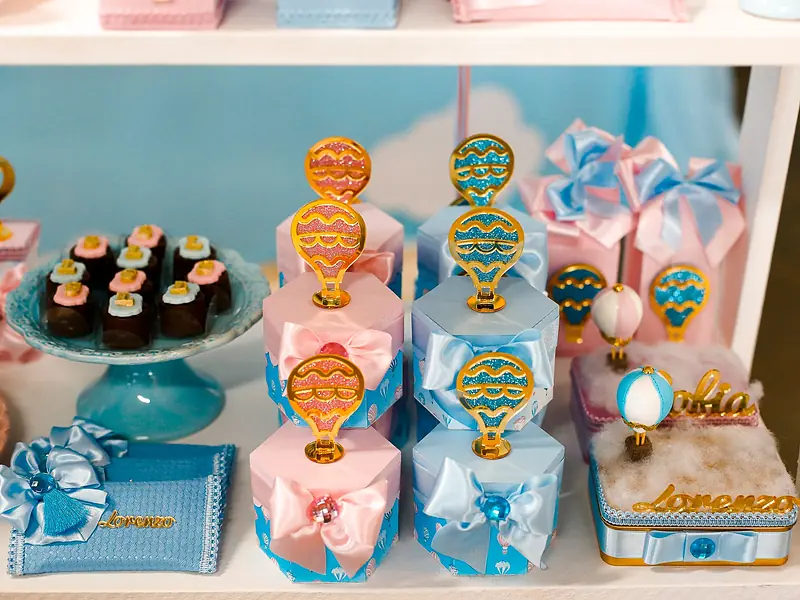 Ideas para mesa de dulces: cajitas y bocadillos en pastel azul y rosa con globos aerostáticos