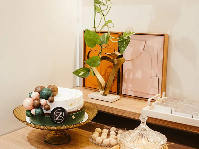 Montaje contemporáneo de postres con pastel minimalista y decoración de autor