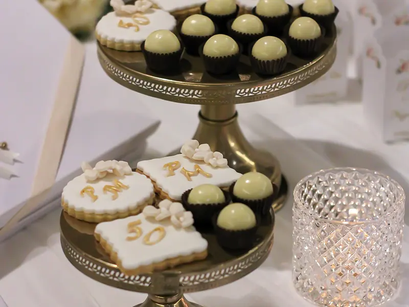 Paquete Atelier: postres personalizados con detalles dorados sobre bases metálicas de diseño