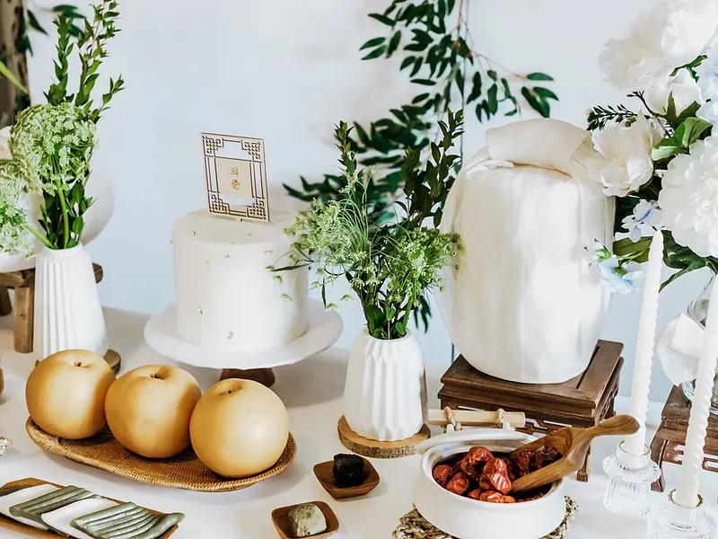 Paquete Essential: mesa de dulces sencilla con pastel blanco, fruta y follaje en montaje minimalista